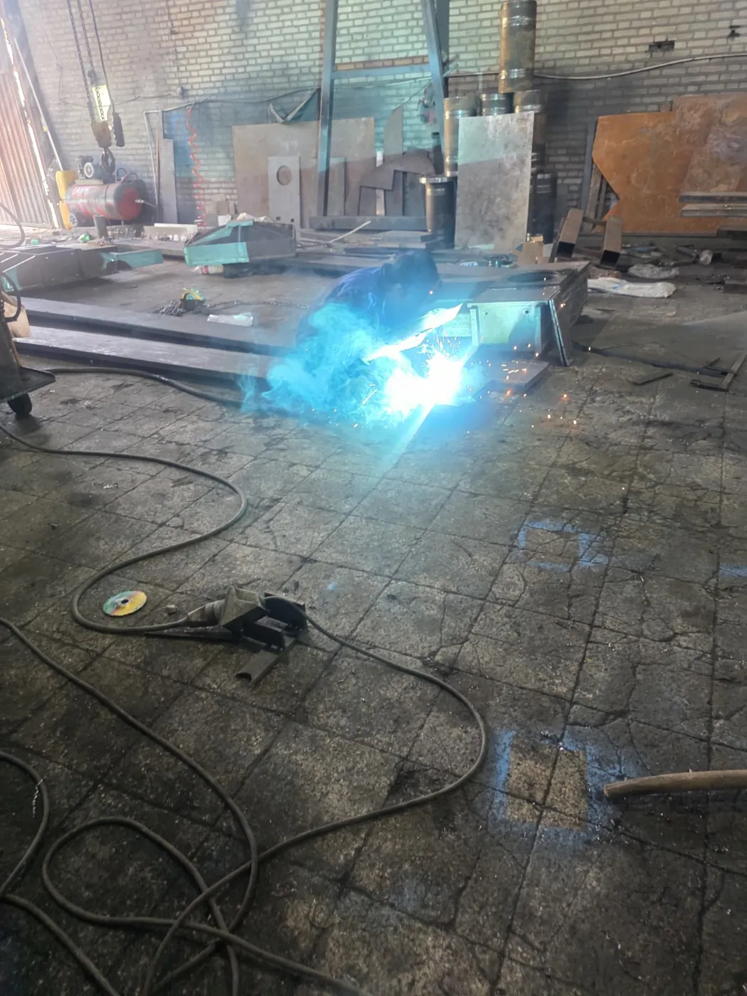 جوشکاری اجزای دستگاه در کارخانه فرزام پالای آبگین